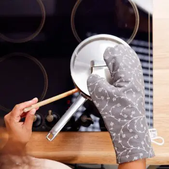 Kuchynská chňapka pri varení