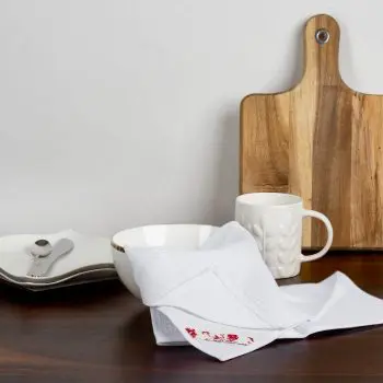 Vaflová utierka s červeným kvetom a utierka na riad