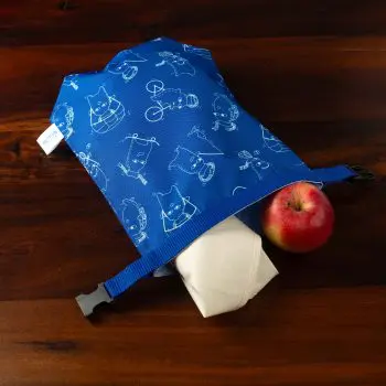 Desiatníček vzor postavičky na modrej a zabalená desiata